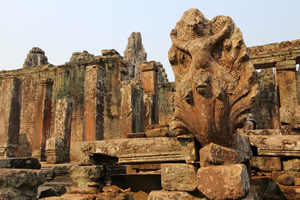 Angkor Thom satatue