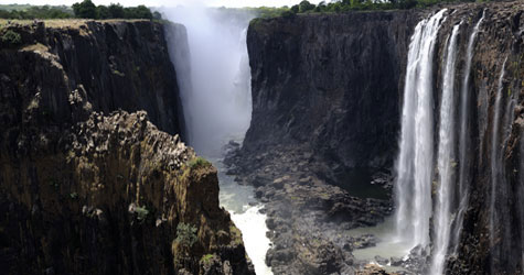 The Zambian side offers  various  viewpoints  with views of the falls and down into the gorge