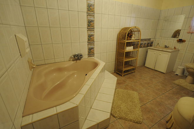 Zelda Game And  Guest Farm Buitepos En-suite bathroom with bath