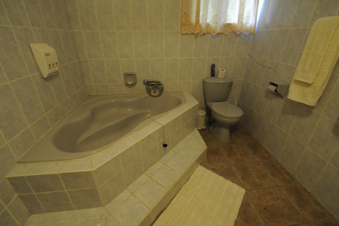 Zelda Game And  Guest Farm Buitepos En-suite bathroom with bath
