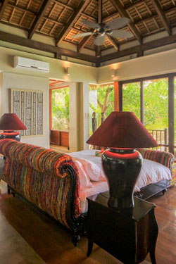 Den Pasar Nasog Beachfront Villa