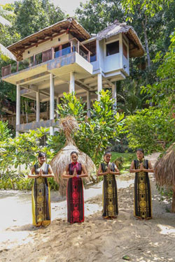 Den Pasar Nasog Beachfront Villa