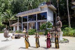 Den Pasar Nasog Beachfront Villa