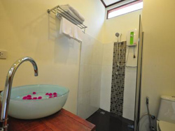 AmaresA Chill House and Skybar